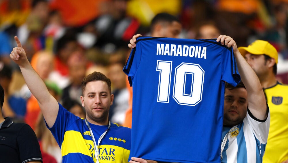 Aficionados con camisetas de Maradona durante el Mundial de Qatar