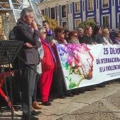El alcalde de Valdepeñas, Jesús Martín, (a la izquierda de la imagen) en el acto del Día Internacional de la eliminación de la violencia contra la mujer