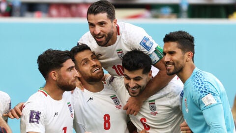 Los jugadores iran&iacute;es celebran su ag&oacute;nica victoria ante Gales