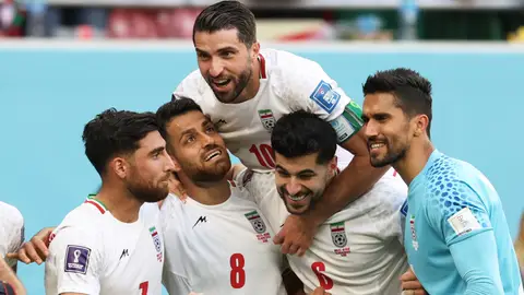 Los jugadores iraníes celebran su agónica victoria ante Gales Los jugadores iraníes celebran su agónica victoria ante Gales
