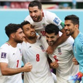 Los jugadores iraníes celebran su agónica victoria ante Gales