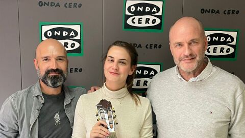Dos integrantes de Propiedad Privada junto a la periodista Marta Fullera. 