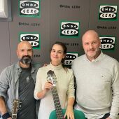 Dos integrantes de Propiedad Privada junto a la periodista Marta Fullera. 