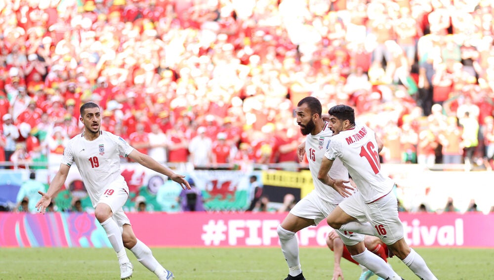 Los jugadores iraníes celebran su victoria agónica ante Gales