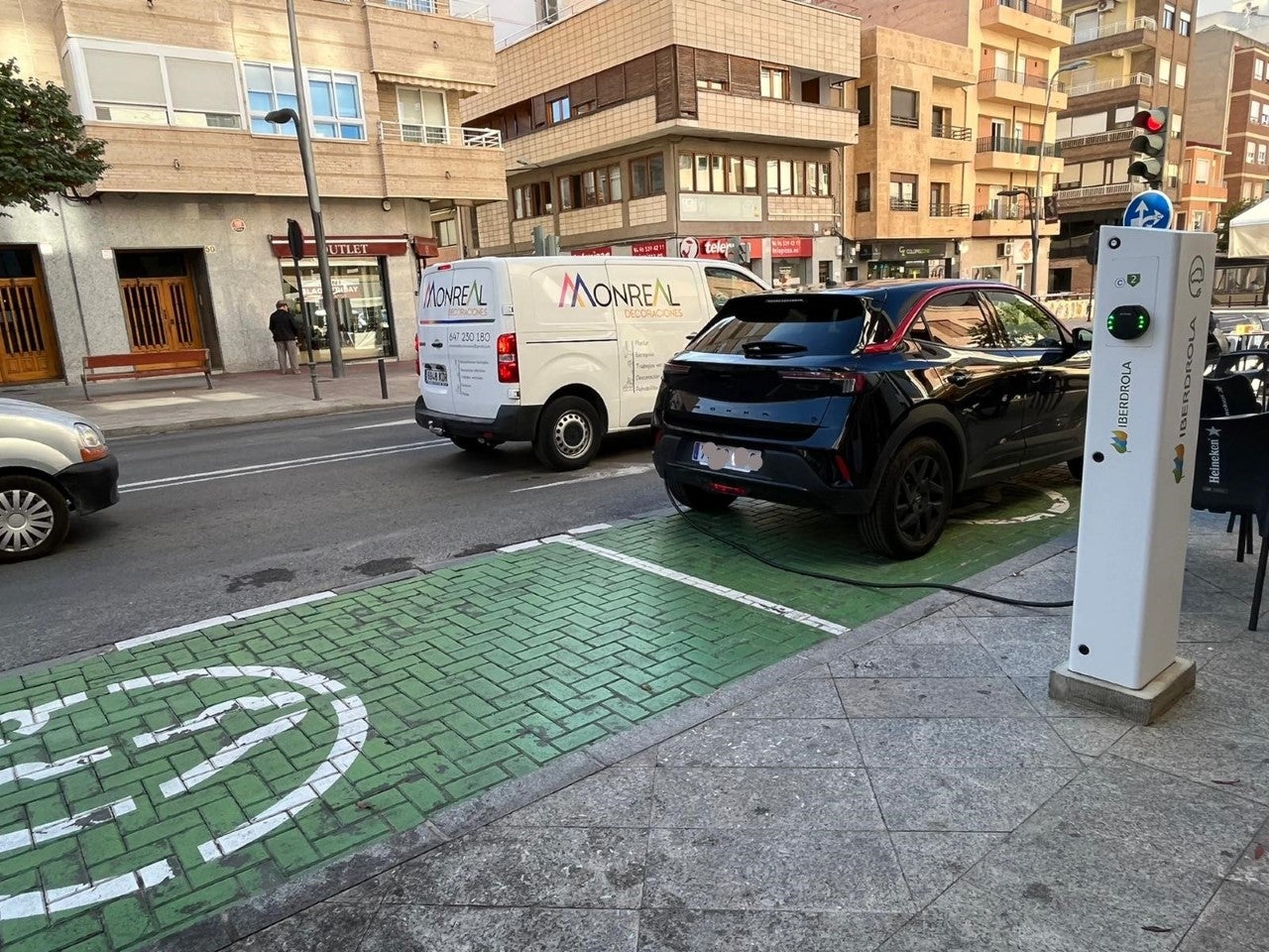 Elda instala dos estaciones de recarga de vehículos eléctricos en su entorno comercial Elda instala dos estaciones de recarga de vehículos eléctricos en su entorno comercial