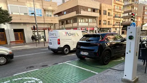 Elda instala dos estaciones de recarga de vehículos eléctricos en su entorno comercial. Elda instala dos estaciones de recarga de vehículos eléctricos en su entorno comercial.