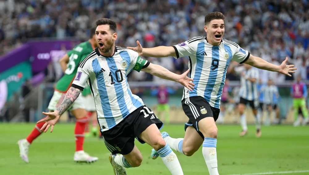 Messi celebra su gol en el Argentina - México