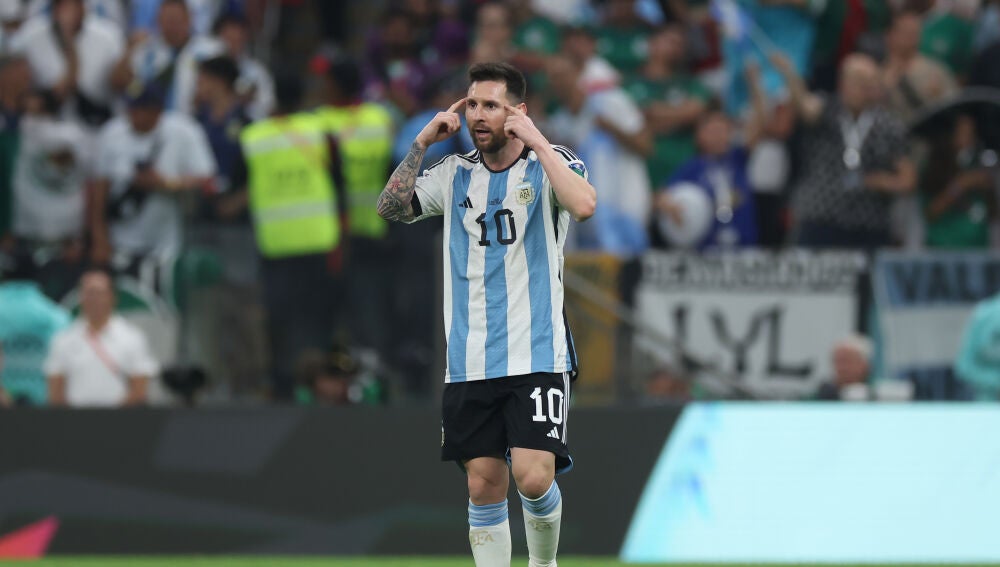 Messi pide cabeza a sus compañeros durante el Argentina - México Messi pide cabeza a sus compañeros durante el Argentina - México