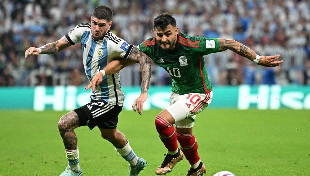 De Paul y Vega luchan por un balón durante el Argentina - México