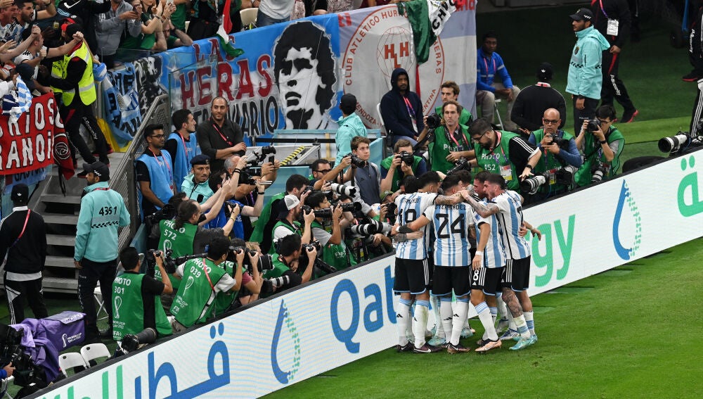 Los jugadores de Argentina celebran el 1-0 de Messi a México