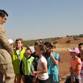 José Manuel Caballero junto a niños participantes en los "Paseos educativos" José Manuel Caballero junto a niños participantes en los "Paseos educativos"