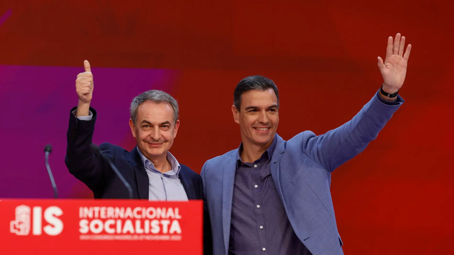 El presidente del Gobierno, Pedro Sánchez, junto al expresidente José Luis Rodríguez Zapatero