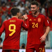 Gavi y Laporte celebran uno de los goles de España ante Costa Rica