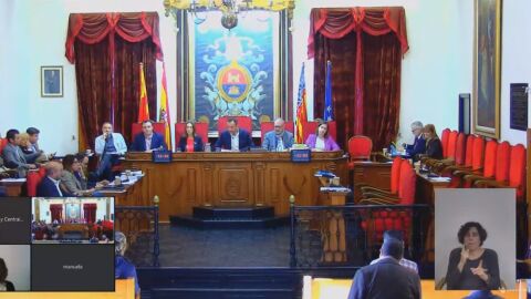 Pleno municipal del Ayuntamiento de Elche tras el abandono del mismo de los concejales del PP. Pleno municipal del Ayuntamiento de Elche tras el abandono del mismo de los concejales del PP.