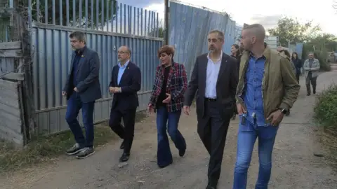 El conseller Campuzano i l’alcaldessa de Montcada i Reixac visiten les barraques a la llera del riu Besòs El conseller Campuzano i l’alcaldessa de Montcada i Reixac visiten les barraques a la llera del riu Besòs