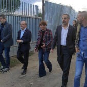 El conseller Campuzano i l’alcaldessa de Montcada i Reixac visiten les barraques a la llera del riu Besòs