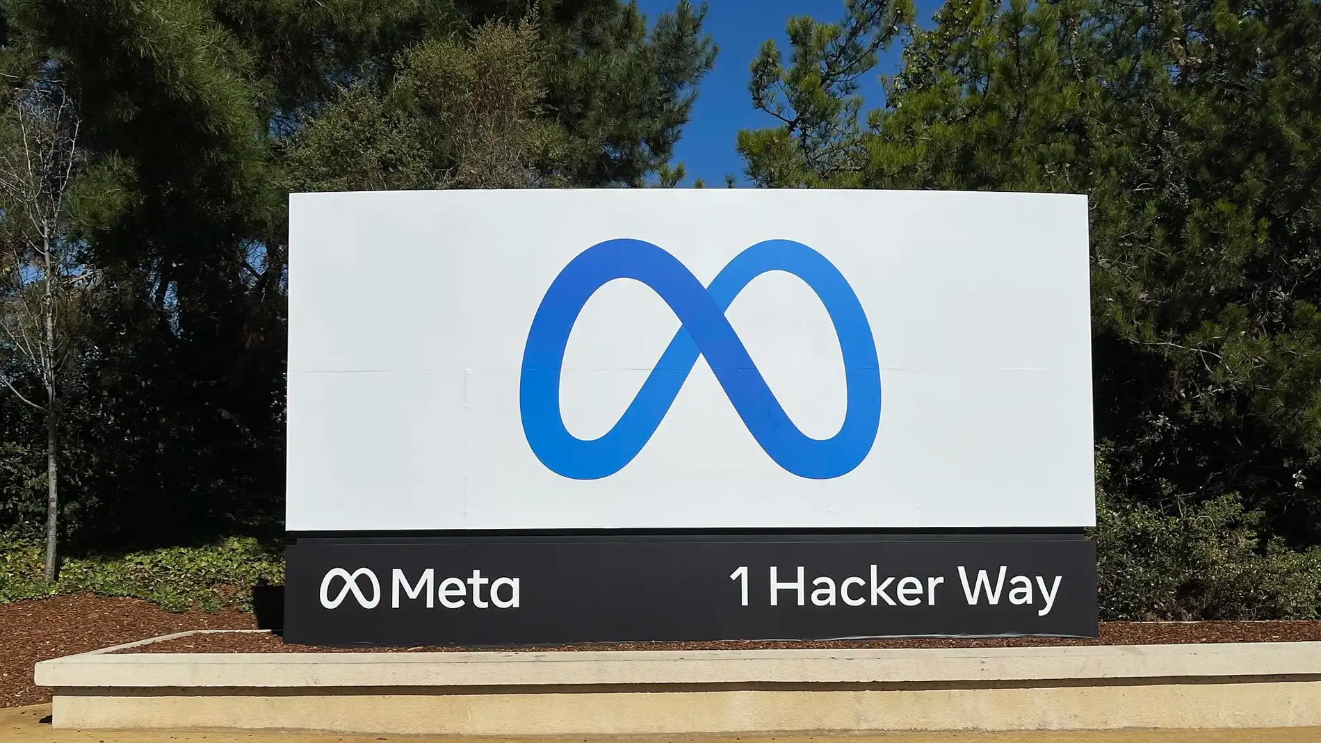 Cartel con el logotipo de Meta frente a la sede de la matriz de Facebook en Menlo Park, California