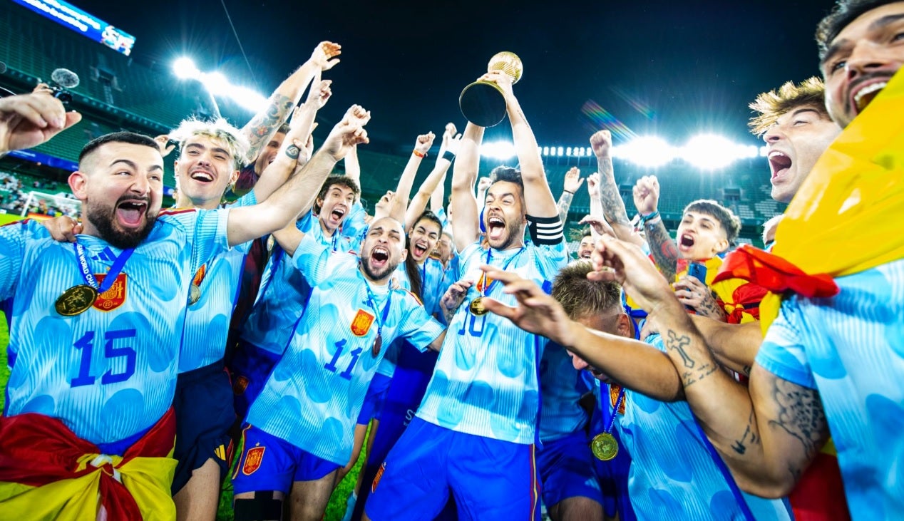 España gana en el Villamarín el Mundial... de 'streamers' España gana en el Villamarín el Mundial... de 'streamers'