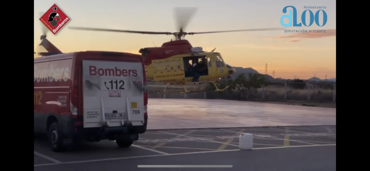 Los bomberos rescatan a dos personas accidentadas en Finestrat Los bomberos rescatan a dos personas accidentadas en Finestrat