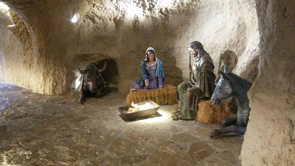 Tres meses de trabajo "artesanal" para levantar la nueva gruta de la Florida Tres meses de trabajo "artesanal" para levantar la nueva gruta de la Florida