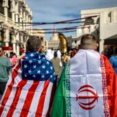Aficionados con las banderas de EEUU e Irán.