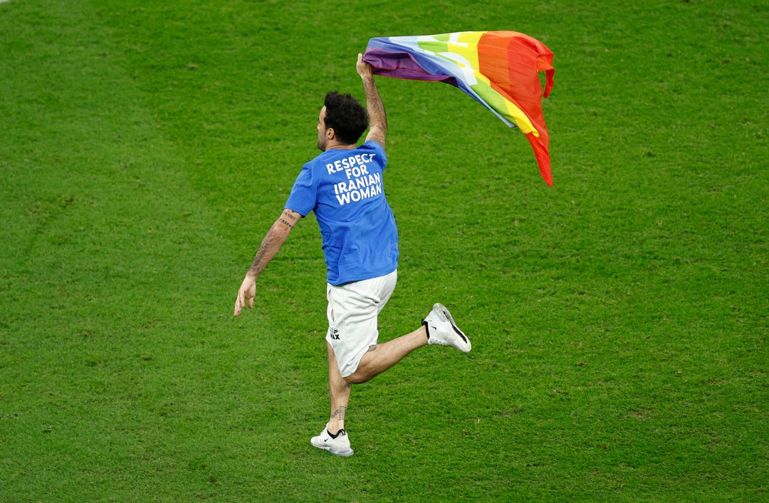 Un aficionado salta al campo con una bandera arcoíris durante el Portugal - Uruguay del Mundial Un aficionado salta al campo con una bandera arcoíris durante el Portugal - Uruguay del Mundial