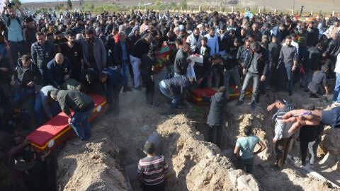 Imagen de los funerales por los fallecidos kurdo-sirios tras el bombardeo del Ej&eacute;rcito turco.