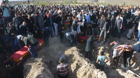 Imagen de los funerales por los fallecidos kurdo-sirios tras el bombardeo del Ejército turco. Imagen de los funerales por los fallecidos kurdo-sirios tras el bombardeo del Ejército turco.