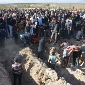Imagen de los funerales por los fallecidos kurdo-sirios tras el bombardeo del Ejército turco.