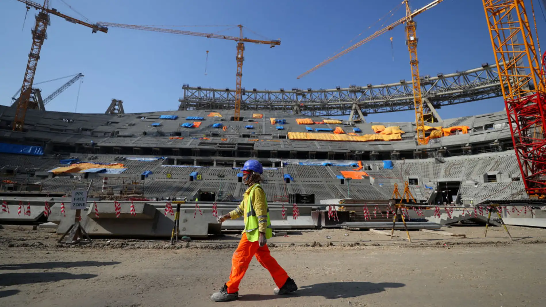 Un trabajador durante la construcción del Estadio Lusail en Doha en 2019/ Getty Images/ Francois Nel