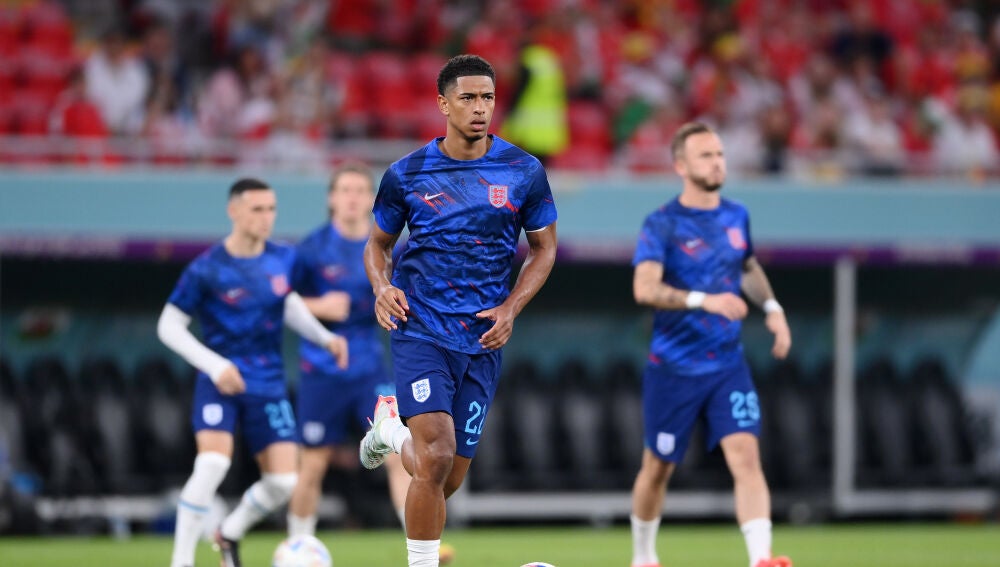 Bellingham durante el calentamiento del Gales - Inglaterra