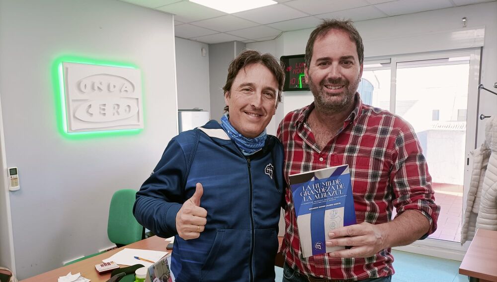 Edu Calero donó un ejemplar de su libro a los archivos de Onda Cero.