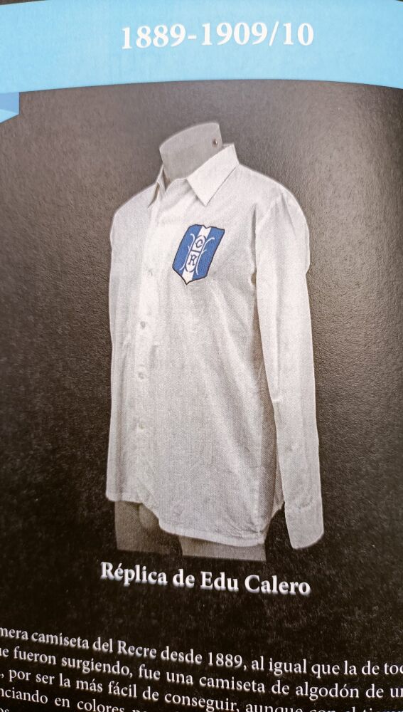 Réplica de la primera camiseta del Recreativo de Huelva.