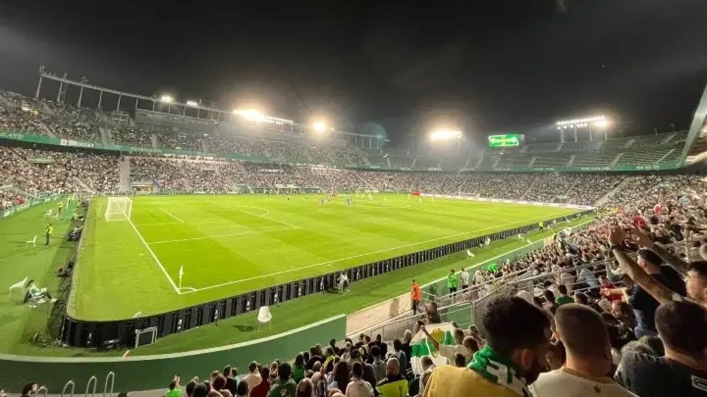 La afici&oacute;n del Elche, animando al equipo ante el Getafe a pesar de las adversidades