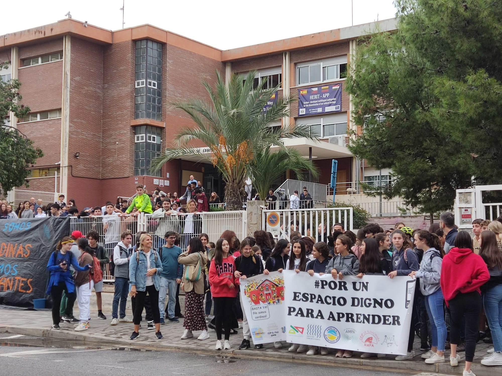 La 'Plataforma por un Espacio Digno para Aprender' organiza una chocolatada reivindicativa para exigir la creación del colegio La Almadraba La 'Plataforma por un Espacio Digno para Aprender' organiza una chocolatada reivindicativa para exigir la creación del colegio La Almadraba