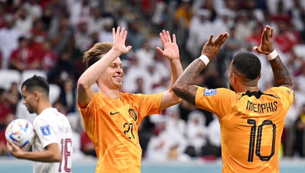 Frenkie De Jong y Memphis Depay celebran un gol ante Qatar
