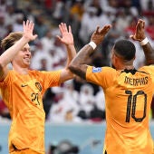 Frenkie De Jong y Memphis Depay celebran un gol ante Qatar