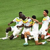 Los jugadores de Senegal celebran el gol de la victoria ante Ecuador