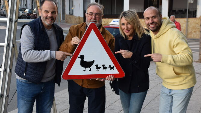 Instalan una señal para evitar el atropello de patos en Alhaurín de la Torre Instalan una señal para evitar el atropello de patos en Alhaurín de la Torre