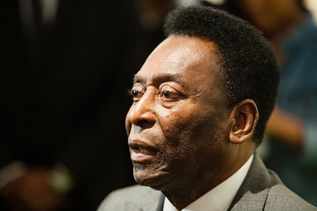 Pelé es hospitalizado en mitad de su tratamiento contra el cáncer Pelé es hospitalizado en mitad de su tratamiento contra el cáncer