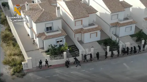Imágenes grabadas por los drones de la Policía Local Elche en la operación de la Guardia Civil. Imágenes grabadas por los drones de la Policía Local Elche en la operación de la Guardia Civil.