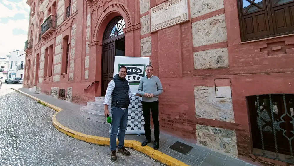 El alcalde de Aracena, Manuel Guerra, a las puertas del Ayuntamiento que preside.