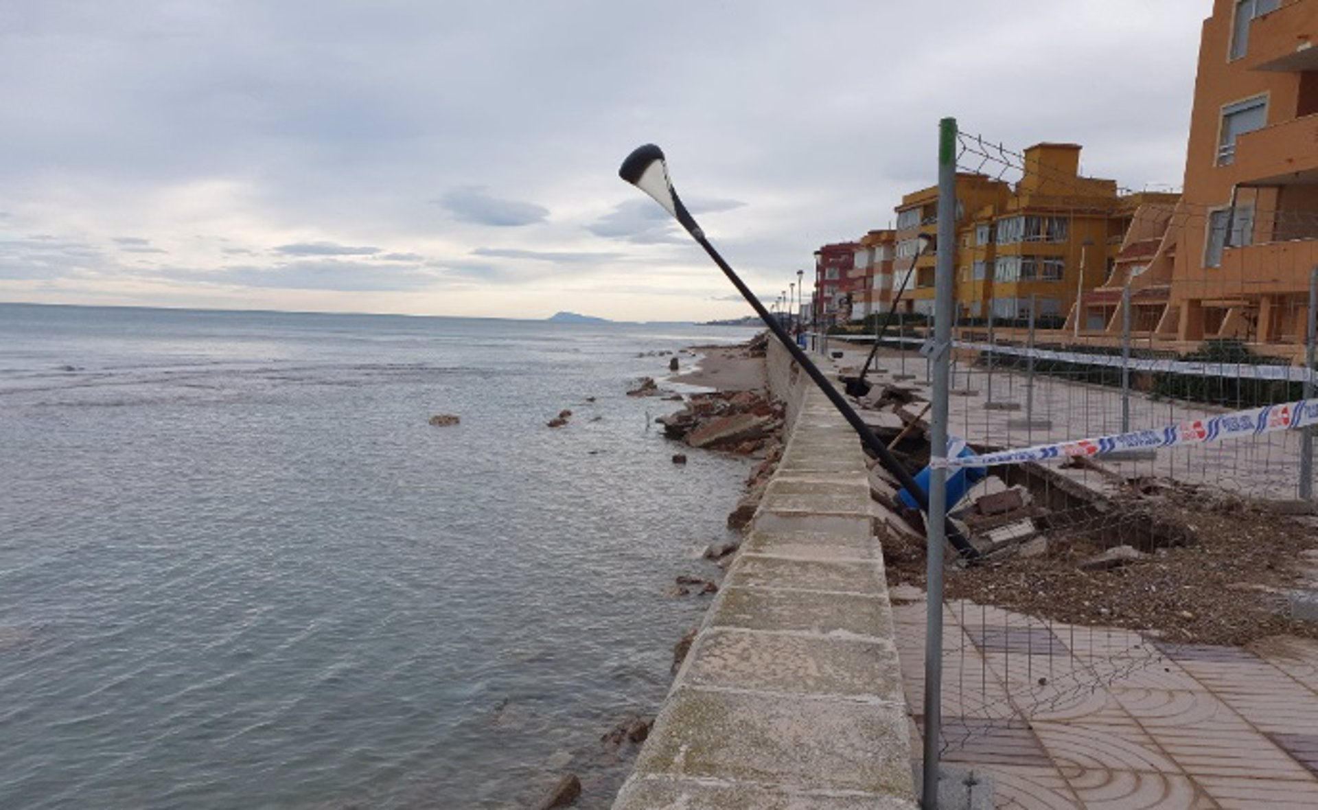 Sueca estudia arrecifes movibles para evitar la erosión de sus playas y reclama instalar escolleras fijas Sueca estudia arrecifes movibles para evitar la erosión de sus playas y reclama instalar escolleras fijas