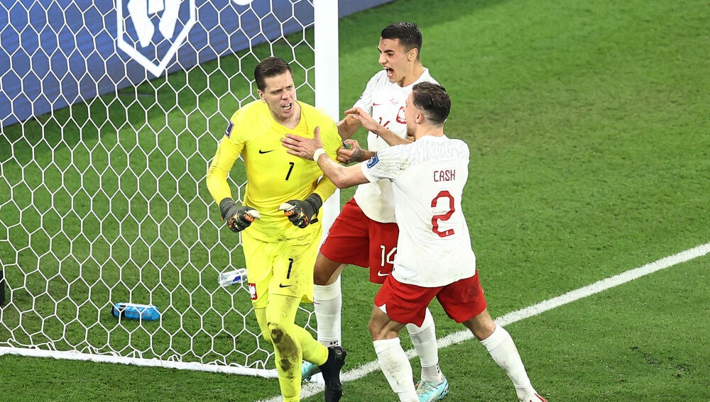 Los jugadores de Polonia celebran la parada de Szczesny a Messi