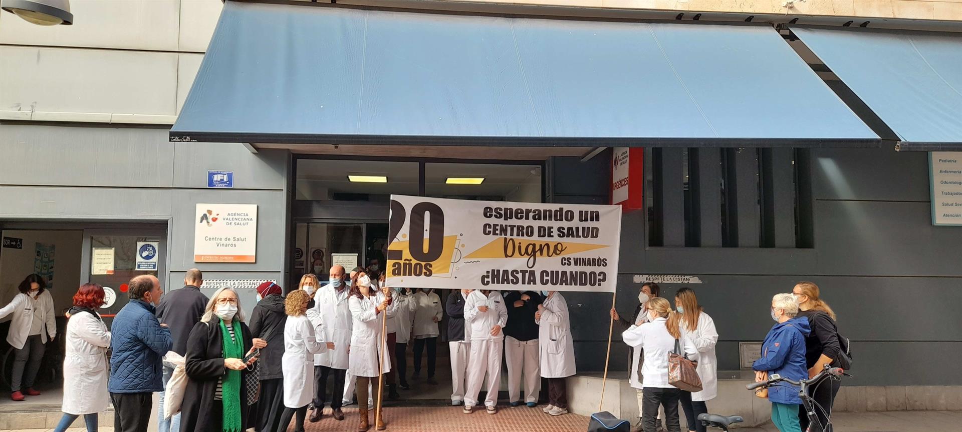 Trabajadores del centro de salud de Vinaròs protestan para pedir la construcción de un nuevo centro Trabajadores del centro de salud de Vinaròs protestan para pedir la construcción de un nuevo centro
