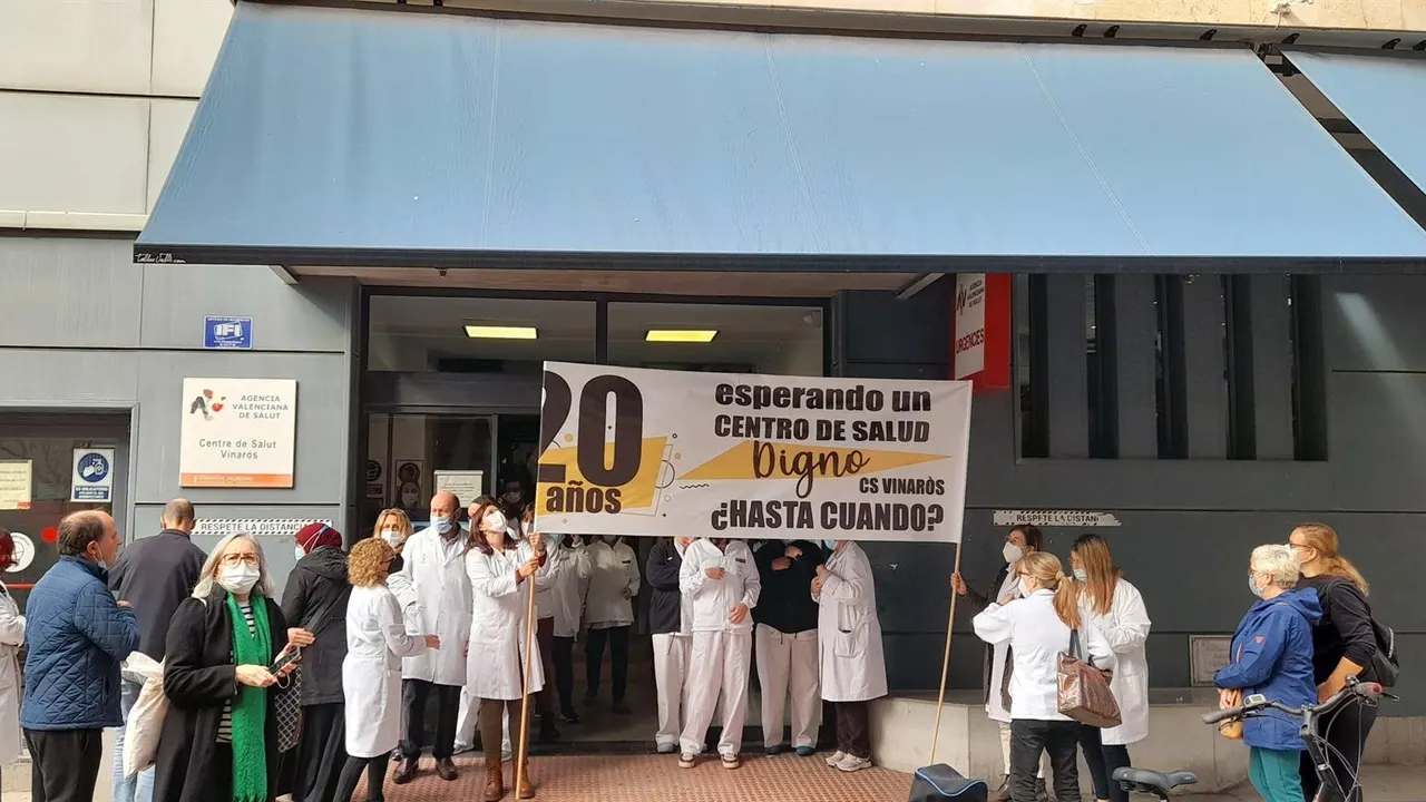 Trabajadores del centro de salud de Vinaròs protestan para pedir la construcción de un nuevo centro