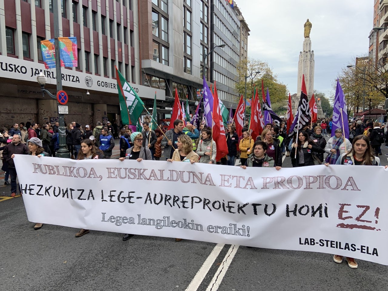 Multitudinaria manifestación contra la futura ley de educación Multitudinaria manifestación contra la futura ley de educación