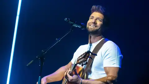 Pablo Alborán durante un concierto en el festival de Cap Roig. Pablo Alborán durante un concierto en el festival de Cap Roig.