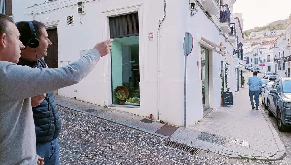 Manuel Guerra señalando al Castillo de Aracena que puede observarse desde casi todos los rincones de la localidad.