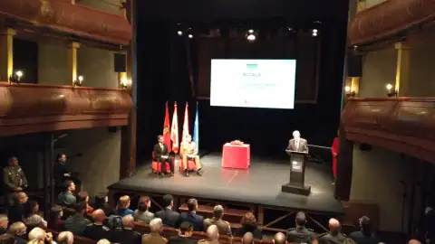 El General Amador Enseñat y Berea recoge el Premio Ciudad de Alcalá en la categoría Ciudad Patrimonio Mundial al ejército de Tierra El General Amador Enseñat y Berea recoge el Premio Ciudad de Alcalá en la categoría Ciudad Patrimonio Mundial al ejército de Tierra